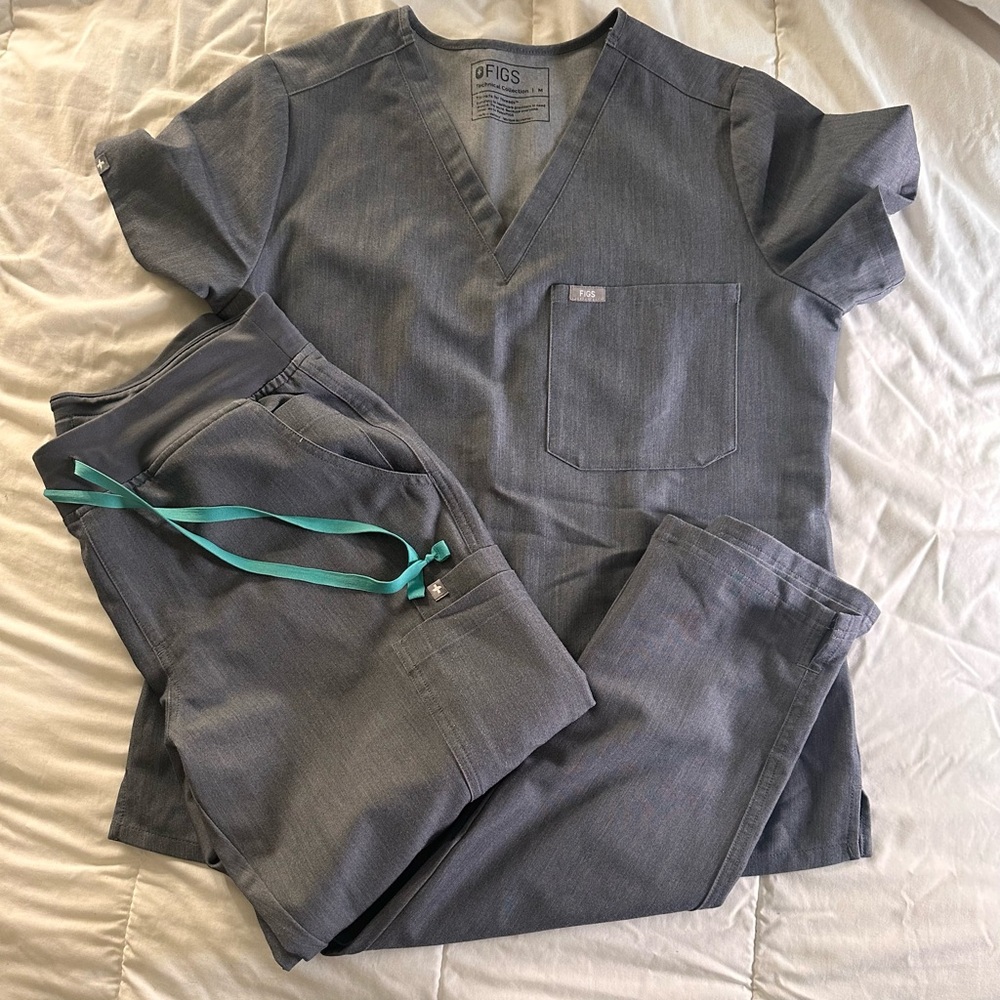 Figs Charcoal Scrub Ensemble with Teal Accent